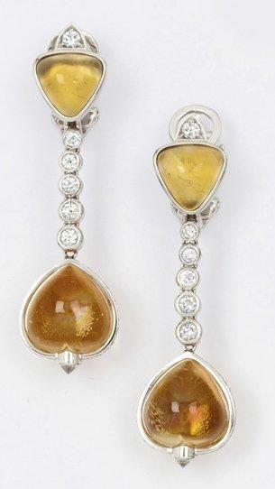 REPOSSI Paire de pendants d'oreilles en or gris sertis de diamants ornés de deux...