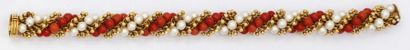 VAN CLEEF & ARPELS - TWIST Bracelet en or jaune torsadé orné de perles de culture...