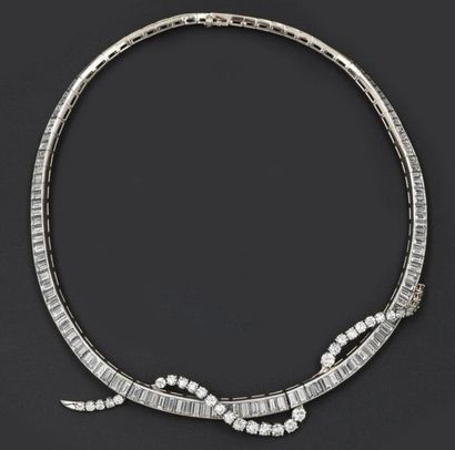 STERLE Collier en platine entièrement sertie de diamants baguette orné d'un motif...