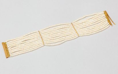 null Bracelet de onze rangs de perles de culture, le fermoir en or jaune. P. Brut...