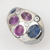 null Bague en or gris ornée de quatre saphirs roses et bleus bordés de diamants taillés...