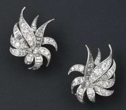 CHAUMET Paire de boucles d'oreilles en or gris entièrement serties de diamants taillés...