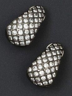 REPOSSI Paire de clips d'oreilles en or gris et or gris noirci sertis de diamants....