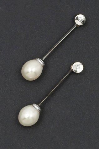 null Paire de pendants d'oreilles en or gris ornés chacun d'un diamant taillé en...