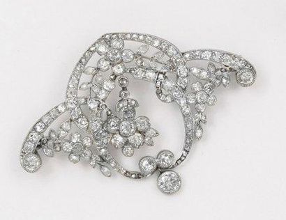 null Broche en or platine à décor floral stylisé sertie de diamants. Vers 1920. P....