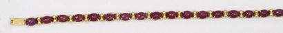null Bracelet en or jaune orné de dix neuf cabochons de rubis. P. 13,9g