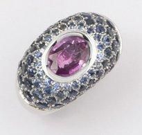 null Bague en or gris pavée de saphirs bleus ornée d'une tourmaline rose. P. 19g