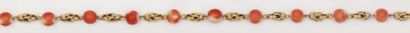 null Bracelet articulé en or jaune orné de boules de corail. P. 15g