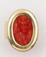 null Bague en or jaune ornée d'un camée de corail représentant une tête de femme....