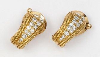 VAN CLEEF & ARPELS Paire de boucles d'oreilles en or jaune pavées de diamants taillés...