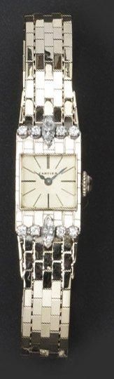 CARTIER Bracelet montre de dame en platine, les attaches serties de diamants taillés...