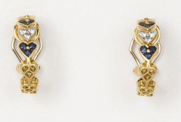 POIRAY Paire d'anneaux d'oreilles en or jaune ornés de motifs «coeur» sertis de diamants...