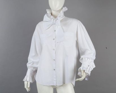 CHANEL Blouse en coton blanc, col à cravate et poignets des manches longues agrémentés...