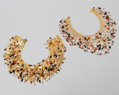 AZZARO Ensemble de colliers en lamé or, travail crochet, ornés de chainettes de perles...