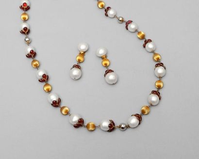GRIPOIX Sautoir composé de perles blanches rehaussées de pâte de verre façon rubis...
