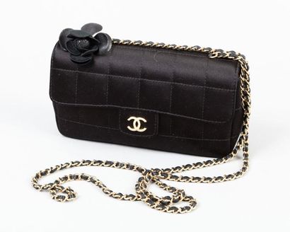 CHANEL Sac du soir 18 cm en satin noir matelassé, fermeture siglée métal doré sur...