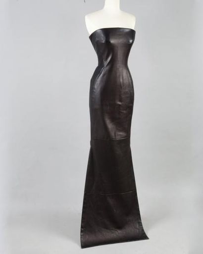 Gianni VERSACE couture circa 1988/1989 Robe fourreau en cuir noir, haut bustier,...