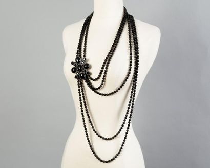 CHANEL Sautoir à cinq rangs en composé de perles noires fantaisies retenues sur un...