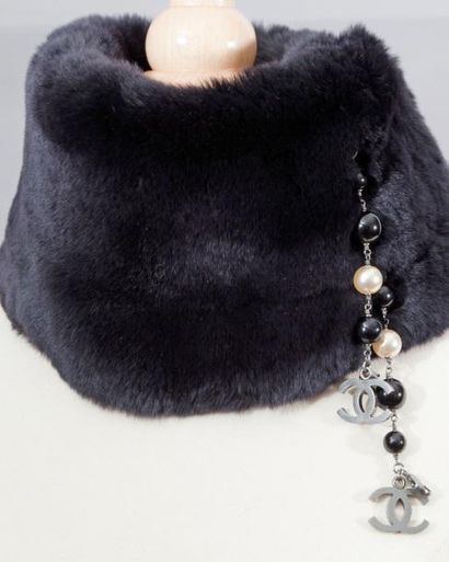 CHANEL Col en castorette lustrée noire, attaches bijoux par des perles blanches,...
