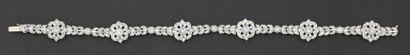 null Bracelet articulé en or gris orné de motifs «Fleur» entièrement serti de diamants...