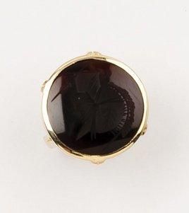 null Bague en or jaune ornée d'une intaille sur onyx représentant un guerrier romaine....