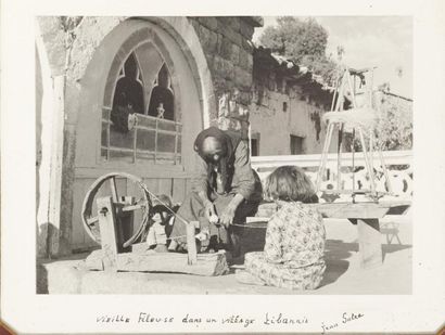 Jean SALZE Vieille fileuse dans un village libanais. Photographie tirée en héliogravure...