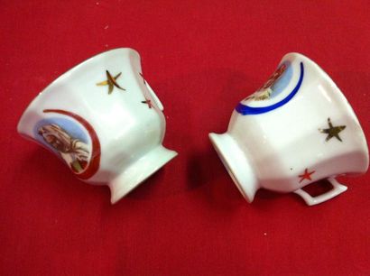 null Deux tasses en porcelaine blanche de Paris, commémoratives de l'Exposition coloniale...