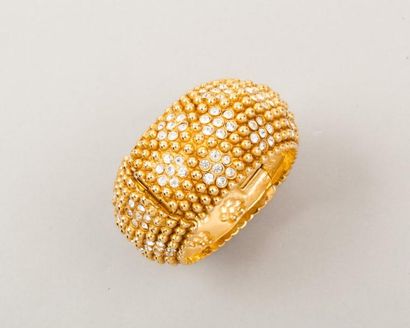 ANONYME Bracelet manchette ouvrant en métal doré à finition perlé réhaussé de strass...