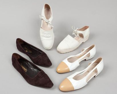 CHANEL Lot de trois paires de chaussures: dont une paire de ballerine en cuir beige,...