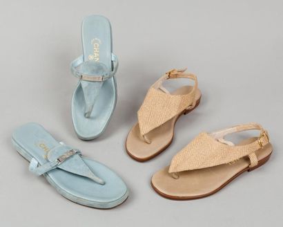 CHANEL Lot de deux paires de sandales: l'une en daim bleu ciel, l'autre en corde...
