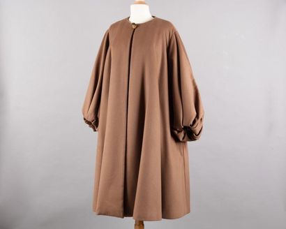 LANVIN haute couture par Claude Montana circa 1985 Ample manteau en cachemire beige...