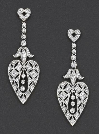 null Paire de pendants d'oreilles en or gris ajouré à décor de coeurs et feuillage...