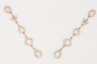 null Paire de pendants d'oreilles en or jaune à motif géométrique sertis de diamants...