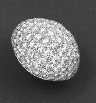 null Bague «Boule» en or gris pavée de diamants taillés en brillant. P. 9,1g