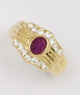 null Bague en or de deux couleurs ornée d'un rubis ovale épaulé de diamants taillés...