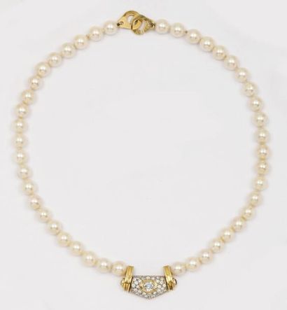 null Collier de perles de culture orné d'un motif central serti d'un diamant ovale...