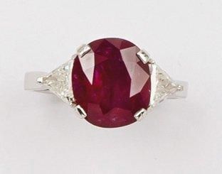 null Bague en or gris ornée d'un rubis coussin épaulé de deux diamants troïdia. Poids...