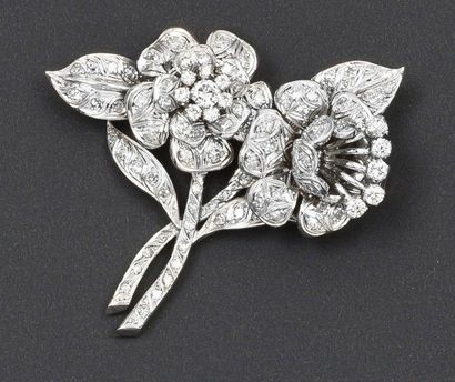 null Broche «Fleur» en platine et or gris entièrement sertie de diamants taillés...