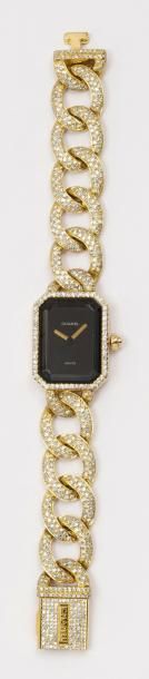 CHANEL MA PREMIERE Bracelet montre de dame en or jaune, cadran noir, la lunette et...