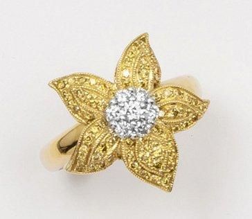 null Bague «Fleur» en or jaune entièrement sertie de diamants jaunes et diamants...