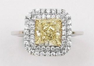 null Bague en or gris ornée d'un diamant radiant dans un double entourage de diamants...