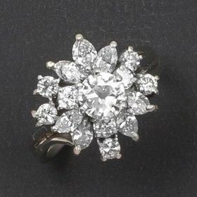 null Bague «Fleur» en or gris ornée d'un diamant taillé en brillant dans un entourage...