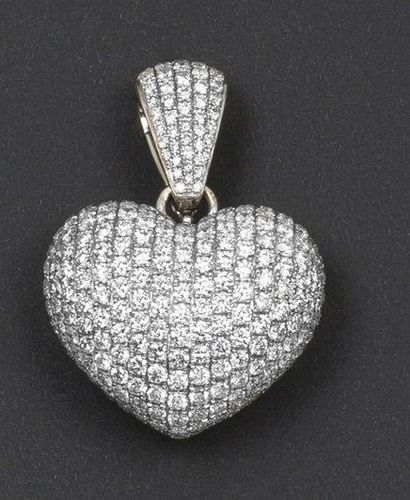 null Chaîne et pendentif «Coeur» en or gris entièrement pavé de diamants taillés...