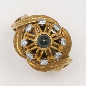 null Bague en or jaune ornée d'un cabochon de saphir dans un entourage de diamants...