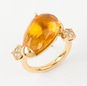 null Bague en or jaune ornée d'une citrine poire bordée de diamants taillés en brillant....