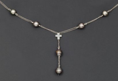 null Collier en or gris orné de perles grises de Tahiti et d'un motif croix entièrement...