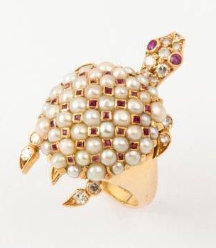 null Bague «Tortue» en or jaune ornée de perles de culture, rubis et diamants. P....