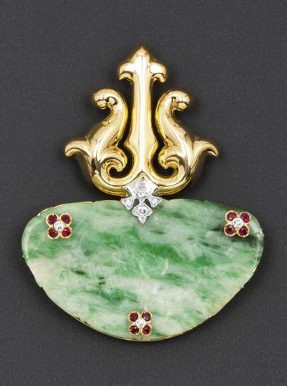 null Broche Pendentif en or jaune et or gris ornée d'une jadéite gravée et de motifs...