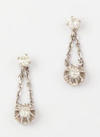 null Paire de pendants d'oreilles en or gris ornés chacun de deux diamants taillés...