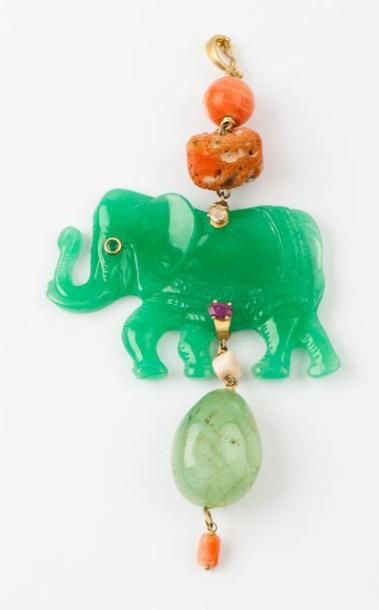 null Pendentif «Éléphant «en or jaune et chrysoprase orné d'un rubis et de diamants...